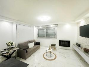 a living room with a couch and a tv at Studio 36mt2 a 5 min a pied boulevard de Belgique MC in Beausoleil