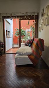 eine Couch in der Mitte eines Zimmers in der Unterkunft Mi Hogar tu Hogar in Salta