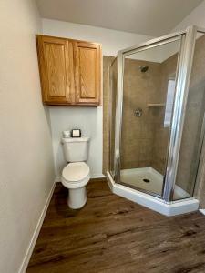 Ein Badezimmer in der Unterkunft Wapiti Lodge