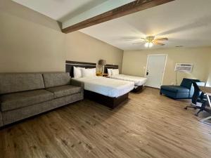 Ein Bett oder Betten in einem Zimmer der Unterkunft Wapiti Lodge