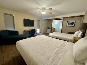 Ein Bett oder Betten in einem Zimmer der Unterkunft Wapiti Lodge