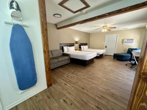 Ein Bett oder Betten in einem Zimmer der Unterkunft Wapiti Lodge