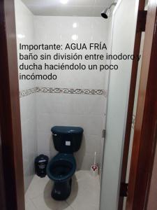 瓜塔维塔Hotel El Dorado Guatavita的浴室位于隔间内,设有黑色卫生间。