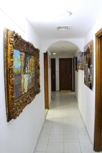 un pasillo con una pintura colgada en la pared en Luxury Room for Single gent غرفة خاصة لشاب واحد, en Sharjah