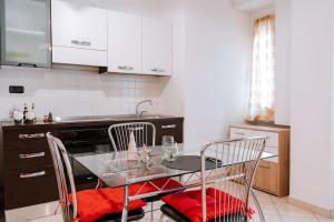 una cucina con tavolo, sedie e lavandino di La Petite Vue ad Aosta