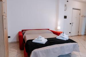 una camera da letto con un letto con asciugamani sopra di La Petite Vue ad Aosta
