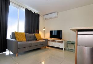 TV a/nebo společenská místnost v ubytování Platinum Apartments - Unit 2