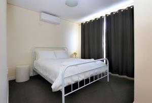 Postel nebo postele na pokoji v ubytování Platinum Apartments - Unit 2