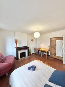 Postel nebo postele na pokoji v ubytování Chambre Bugrane