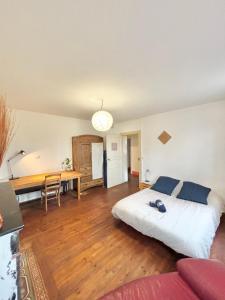 Postel nebo postele na pokoji v ubytování Chambre Bugrane + 30 fotografií
