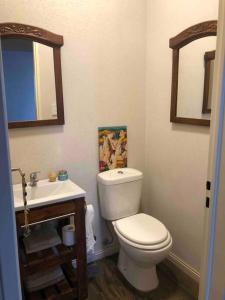 ein Badezimmer mit Toilette und Waschbecken in der Unterkunft Excelente casa en Barrio Privado Los Arces in Pilar