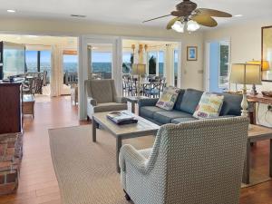 una sala de estar con un sofá y una mesa en Beach Blessing, en Edisto