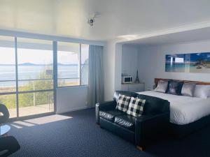 Postel nebo postele na pokoji v ubytování Swansea Motor Inn Tasmania + 22 fotografií