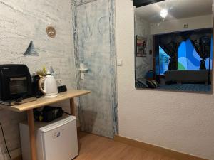 Μια τηλεόραση ή/και κέντρο ψυχαγωγίας στο Alojamiento en Barañain