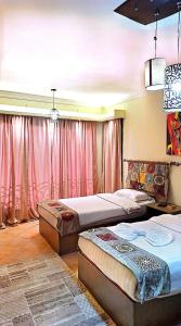 Postel nebo postele na pokoji v ubytování Arabesque Hotel