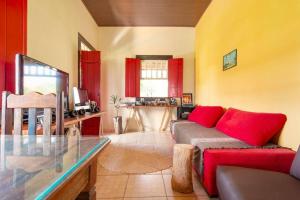 a living room with a couch and a table at Casa Ypê in Pirenópolis