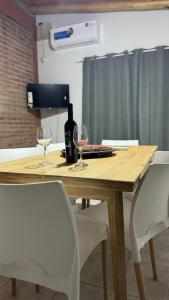 a wooden table with two glasses of wine on it at Alquiler Centro SAN RAFAEL in San Rafael