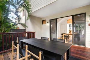 Un balcón o terraza en KBM Resorts FREE CAR Residences at Napili Bay Massive 3-Bedroom Condo 30 seconds from Napili Bay NPG-C11 26 fotos más