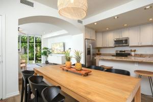 Una cocina o cocineta en KBM Resorts FREE CAR Residences at Napili Bay Massive 3-Bedroom Condo 30 seconds from Napili Bay NPG-C11