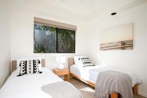 Una cama o camas en una habitación de KBM Resorts FREE CAR Residences at Napili Bay Massive 3-Bedroom Condo 30 seconds from Napili Bay NPG-C11