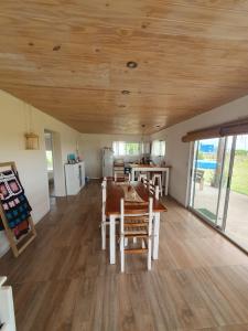 a kitchen and dining room with a table and chairs at Casa en Chapa in La Estafeta