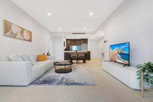 Μια τηλεόραση ή/και κέντρο ψυχαγωγίας στο Modern 2BR with City Views & Pool Near Parramatta