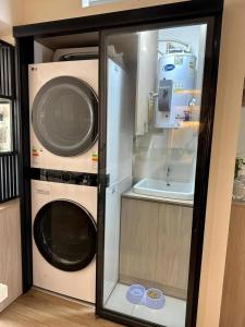 リマにあるLujoso y Acogedor Departamento en Ubicación Centricaの小さなキッチン(洗濯機、乾燥機付)