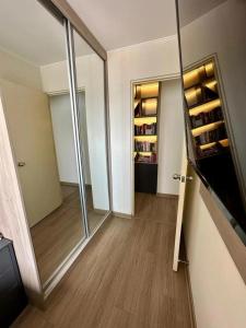 リマにあるLujoso y Acogedor Departamento en Ubicación Centricaのワインボトルが入ったクローゼットのある空の部屋