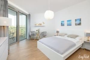 Un dormitorio blanco con una cama grande y una mesa. en Apartment in Pobierowo near Baltic Beach, en Pobierowo