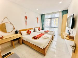 a hotel room with two beds and a mirror at Biển Nhớ Homestay & Spa Phú Quốc in Phu Quoc +64 photos