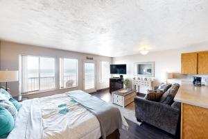 新港209 Gritz's Hideaway的一间带床和沙发的大卧室