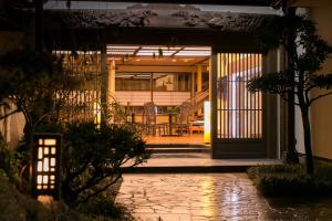 下諏訪町的住宿－挑戰書龜屋日式旅館，开放式的房屋门,带庭院