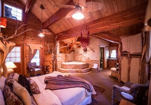 Een bed of bedden in een kamer bij Cottage Inn At Lake Tahoe
