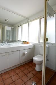 uma casa de banho com um WC, uma banheira e um lavatório. em Rothbury Escape em Rothbury