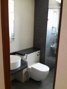 Ένα μπάνιο στο Studio and One bedroom Apartment in Riviera Sapphire, Siolim