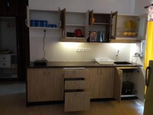 Η κουζίνα ή μικρή κουζίνα στο Studio and One bedroom Apartment in Riviera Sapphire, Siolim