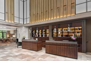 湖州湖州南浔福朋喜来登酒店的酒店大堂设有酒吧和餐厅 更多37张照片