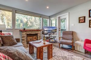 惠斯勒Greystone Lodge 329 Ski-in Out的带沙发和壁炉的客厅