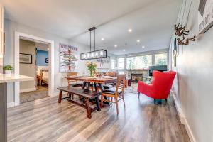 惠斯勒Greystone Lodge 329 Ski-in Out的一间带桌椅的餐厅和客厅