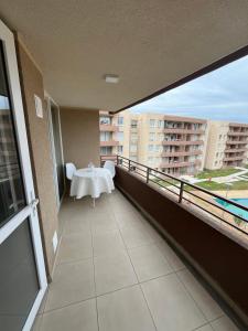 a table on the balcony of a building at Depto Montserrath en Condominio 3D 1B Parking Excelente Conectividad, Atención Empresas-Facturas in Chillán