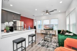 una cucina e un soggiorno con divano verde di Serenity Studios - Near Med Center & Museum District a Houston Altre 28 foto