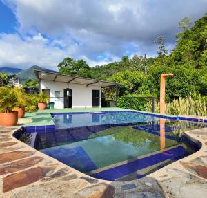 Bazén v ubytování Casa campestre Finca la Roca nebo v jeho okolí