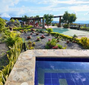 Bazén v ubytování Casa campestre Finca la Roca nebo v jeho okolí