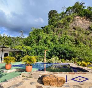 Bazén v ubytování Casa campestre Finca la Roca nebo v jeho okolí