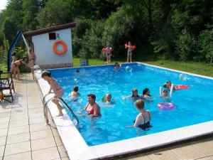 un grupo de personas en una piscina en Kelten-Hotel en Sünna