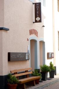 un edificio de hotel con un banco delante en Hotel Alt Speyer, en Speyer