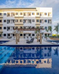 Bazén v ubytování Panglao Vista Suites by SMS Hospitality nebo v jeho okolí