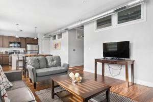 Köök või kööginurk majutusasutuses Vibrant 2BR Corner Suite and Free Parking at CityWay