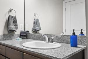 Vannituba majutusasutuses Vibrant 2BR Corner Suite and Free Parking at CityWay +45 fotot