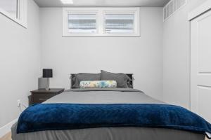 Voodi või voodid majutusasutuse Vibrant 2BR Corner Suite and Free Parking at CityWay toas